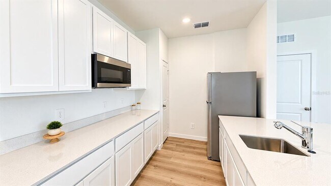 Building Photo - 2242 Jennio Dr