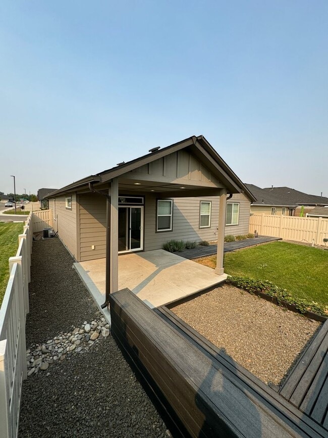 Building Photo - Charming 3-bedroom, 2-bathroom home locate...
