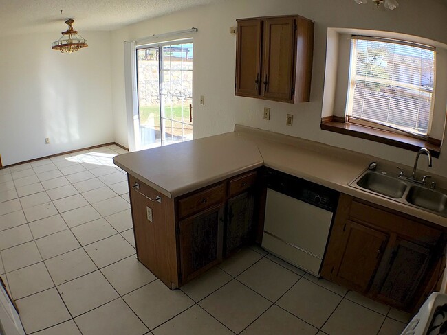 Building Photo - Northeast El Paso 3bed/2.5bath with Loft!