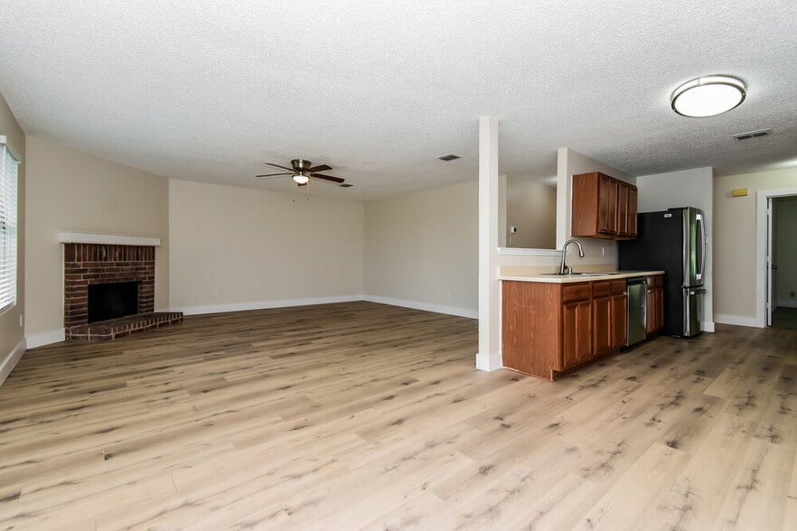 Building Photo - 2327 Graystone Dr