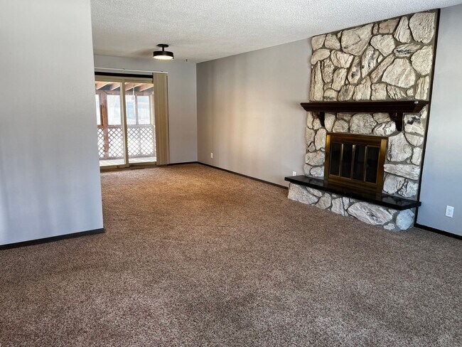 Building Photo - 3 Bed/3 Bath with Fenced in Yard!