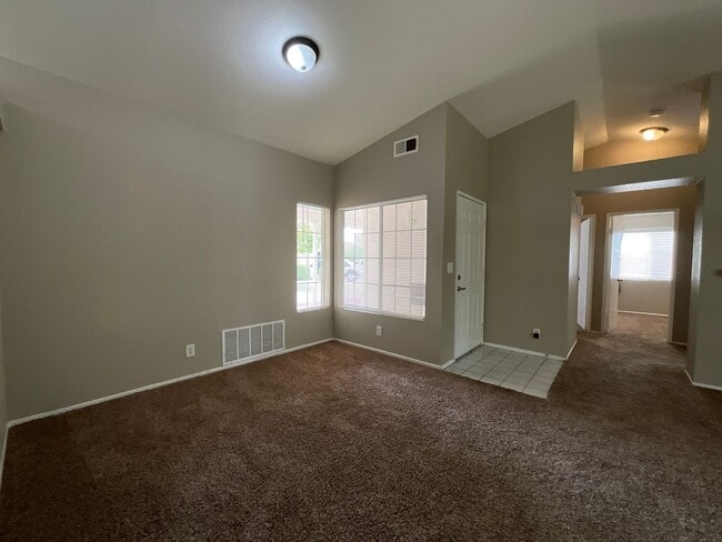 Building Photo - Single story Rosamond Home