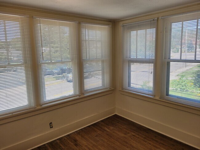 Building Photo - Charming home DOWNTOWN, steps from Columbia College