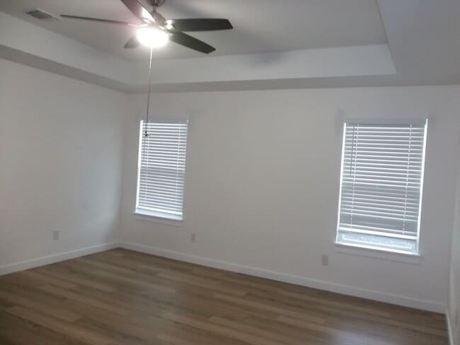 Building Photo - 240 Pin Oak Way N