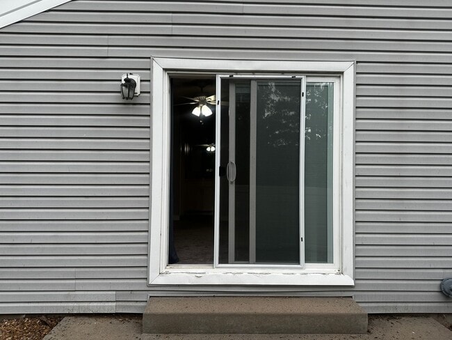 Building Photo - Stunning 3 bedroom AVAILABLE NOW!