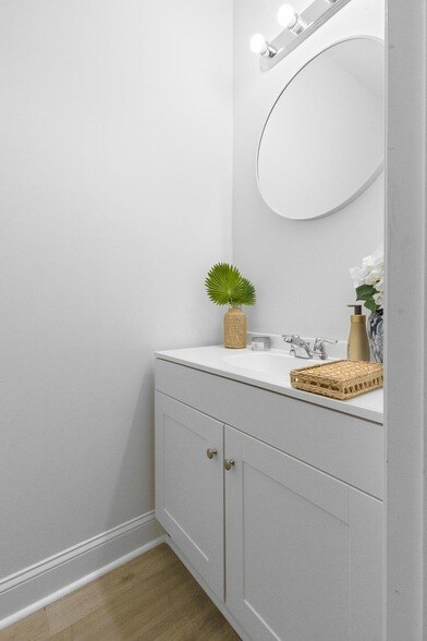 Building Photo - 2042 Delaware Ave