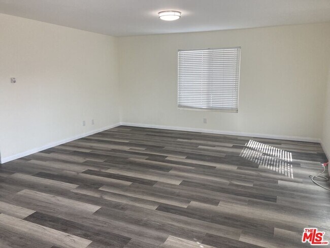 Building Photo - 309 E Cypress St