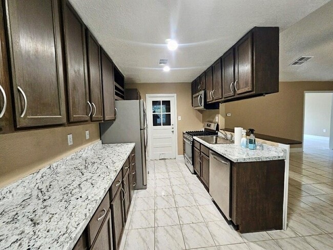 Building Photo - 1829 Aspen Ln