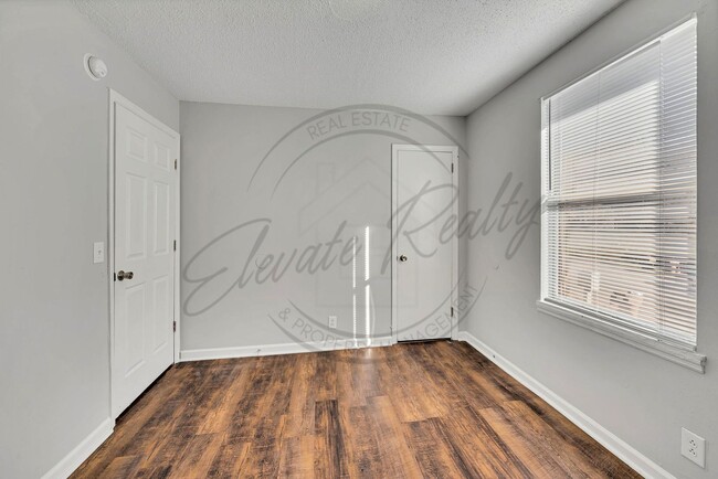 Building Photo - Two Bedroom Duplex near Trinity Hills in Nashville!