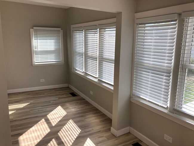 Primary Photo - Large remodeled 4bed/2bath close to school...