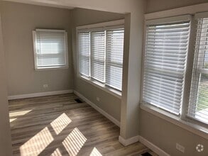 Building Photo - Large remodeled 4bed/2bath close to school...