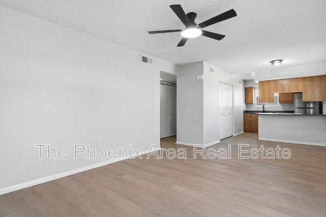 Building Photo - 286 W Palomino Dr