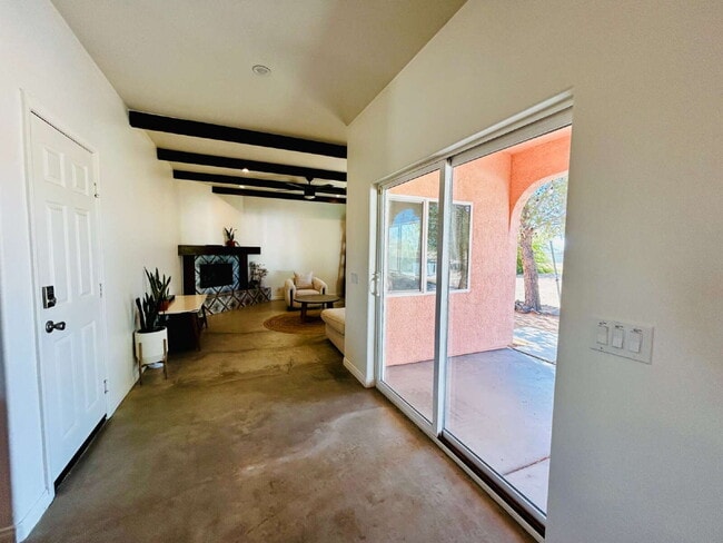 Building Photo - Gorgeous, renovated home on 2 acres in quiet neighborhood.