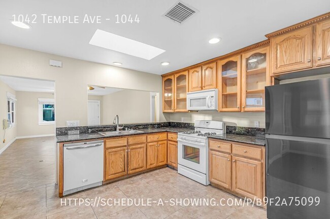 Building Photo - Beautiful newly remodeled 2 Bed + 2 Bath H...