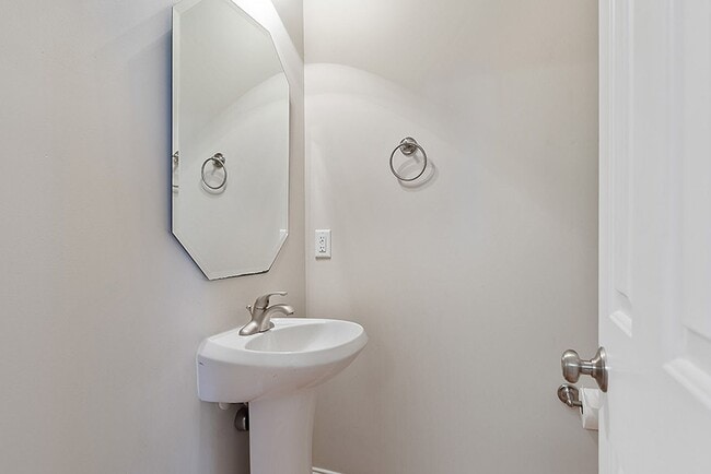 Building Photo - 3 Bed, 2.5 Bath Townhome in the heart of D...