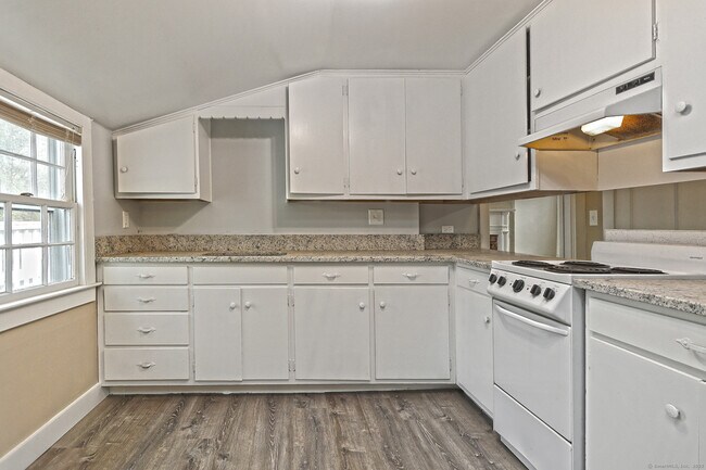 Building Photo - 562 Amity Rd