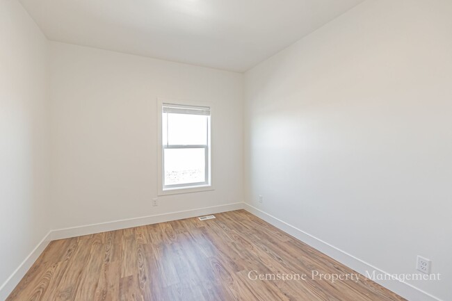 Building Photo - END UNIT - Darling 3 Bed 2.5 bath townhome...