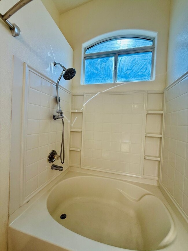 Building Photo - Great Spacious 3 bedroom Townhome Available!