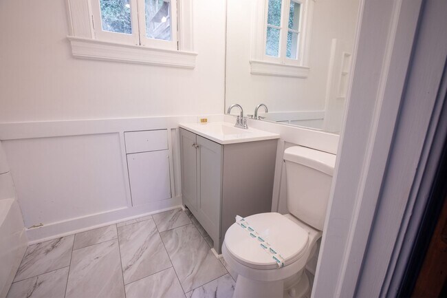 Building Photo - 1940-1946-1946 SW Market St Dr