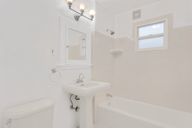 Building Photo - 2610 Glenwilde Pl E