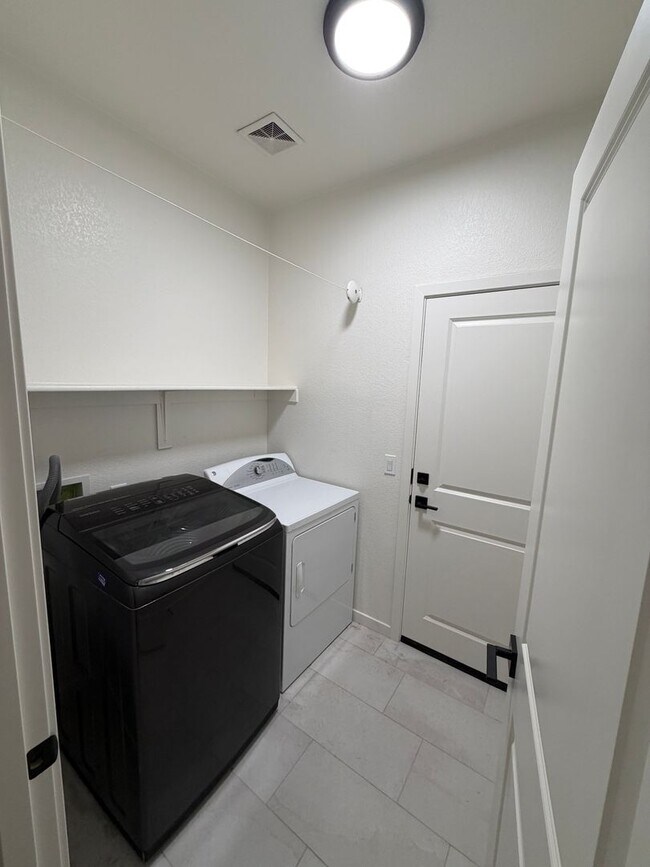 Building Photo - Beautifully Remodeled North Peoria Home 3 Bedroom 2 Bath Plus Office