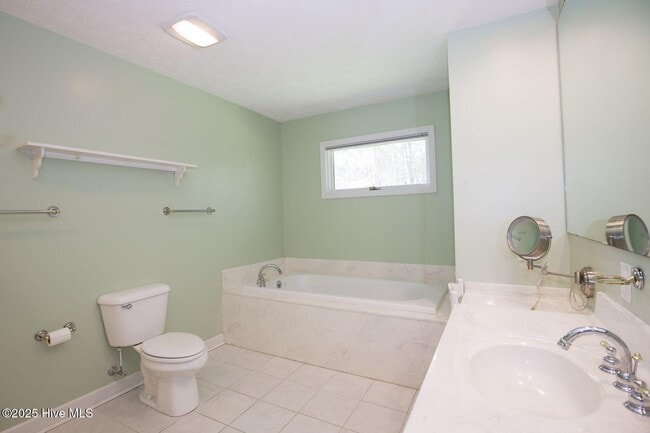 Building Photo - 1205 Greenbriar Dr