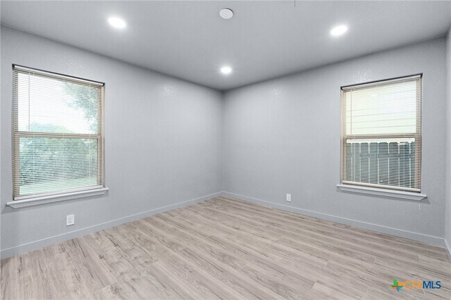 Building Photo - 805 S 32nd St
