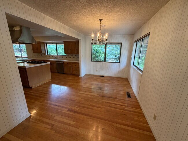 Building Photo - Lakeridge Shores Home!