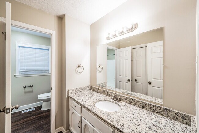 Building Photo - 800 Dunwoody Ln