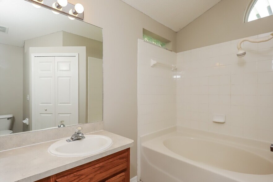 Building Photo - 6646 Summer Cove Dr