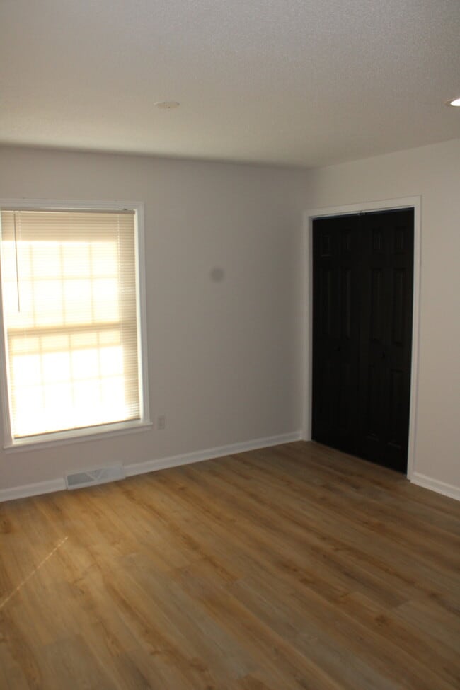 Building Photo - Spacious 5-bedroom, 2.5 full-bath home located in Shawnee, KS