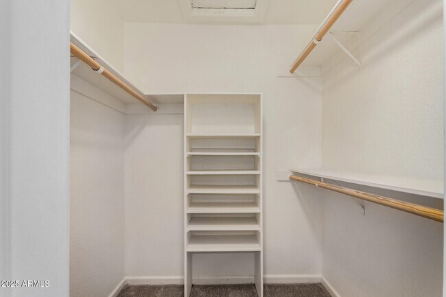 Building Photo - 687 E Park Ave