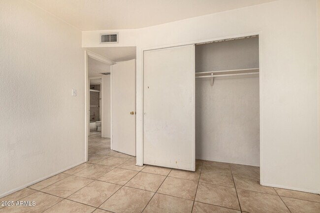Building Photo - 4623 E Southgate Ave