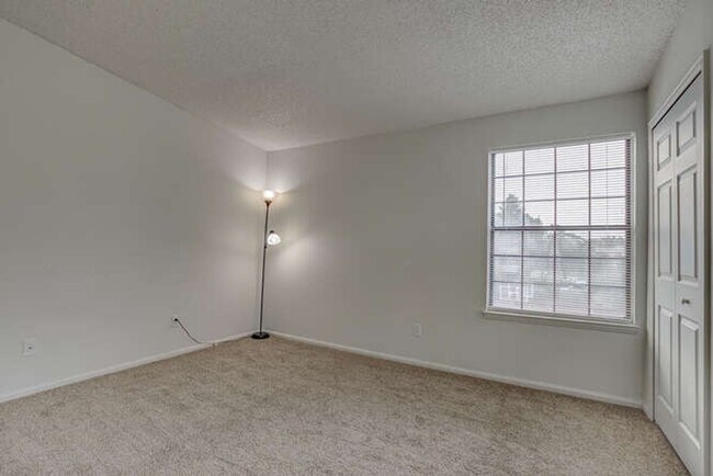 Building Photo - 1 Bedroom 1 Bathroom Beautifully Updated - New Paint & Carpet - Washer/Dryer In Unit