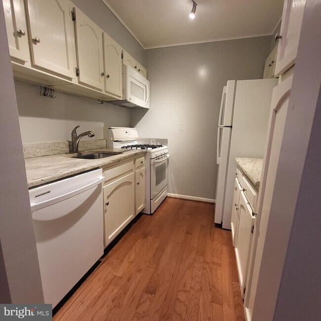 Building Photo - 5800 Cove Landing Rd