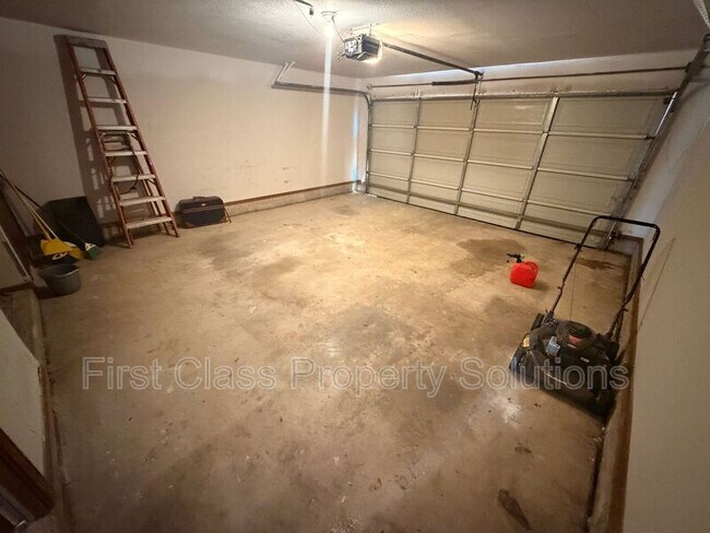 Building Photo - 8613 E Parkridge Dr