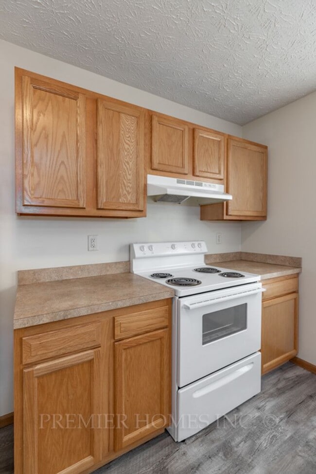 Building Photo - 92-92 Meadow Wood Dr