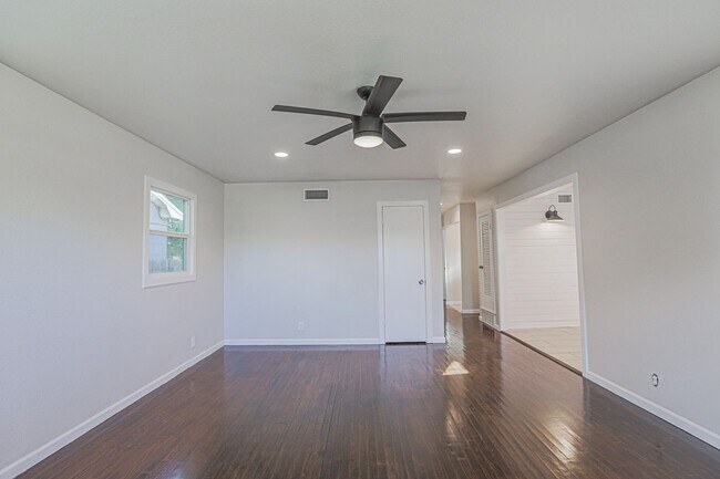 Building Photo - Pre Leasing for fall 2026! 4/2 in Medical District