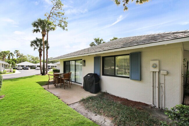 Building Photo - 704 Club Dr