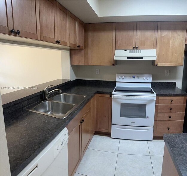 Building Photo - 7885 NW 7th Ct