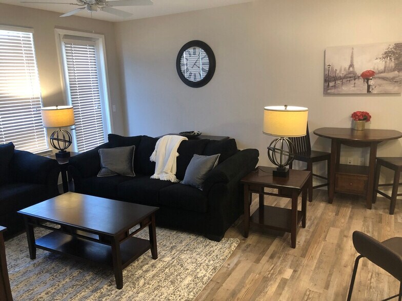 Building Photo - 1526 Millspring Dr