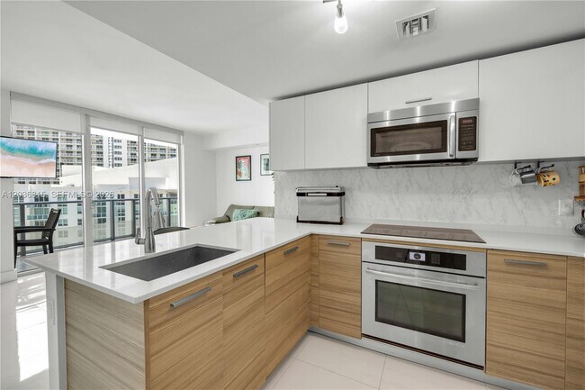 Building Photo - 1300 Brickell Bay Dr