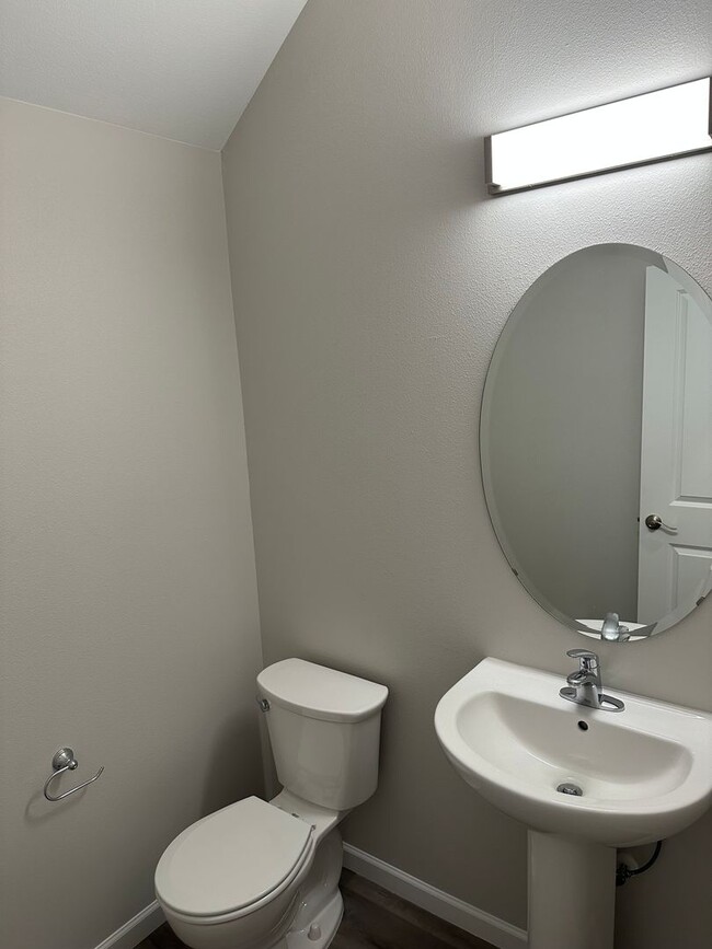 Building Photo - New 3 Bed / 2.5 Bath Duplex! $250 Amazon G...