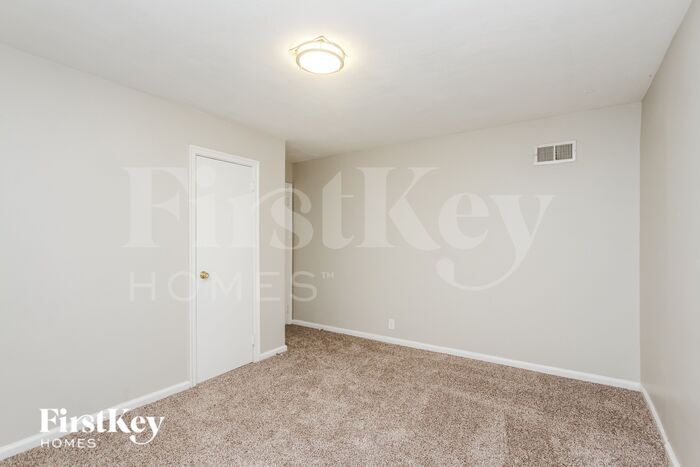 Building Photo - 5614 N Victoria Dr