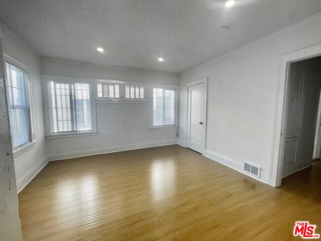 Building Photo - 4919 Elmwood Ave