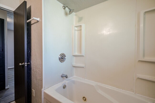 Building Photo - 3 Bed 1.5 Bath Norman