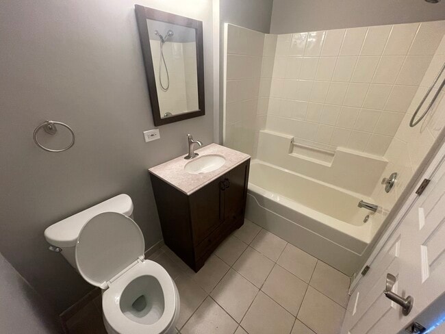 Building Photo - 621 Diamond Pointe Dr