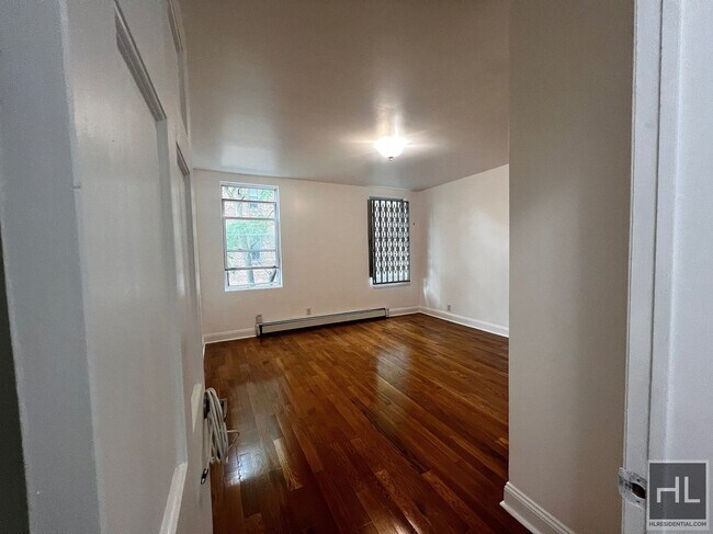 Building Photo - Spacious Fully Renovated 4-Bedroom in Sout...