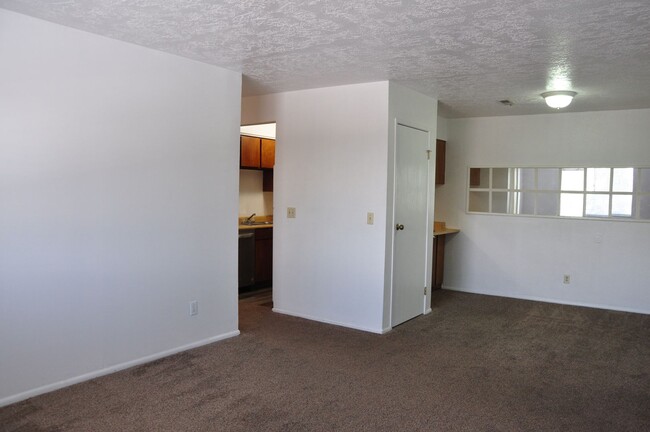 Building Photo - Available now! 2 bedroom 1 bath!