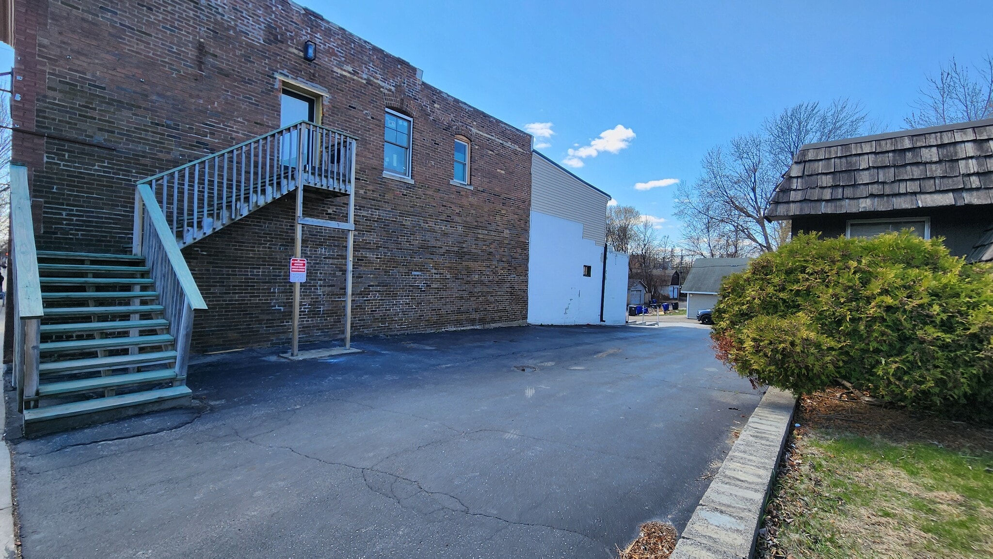 Parking lot included - 1039 Payne Ave